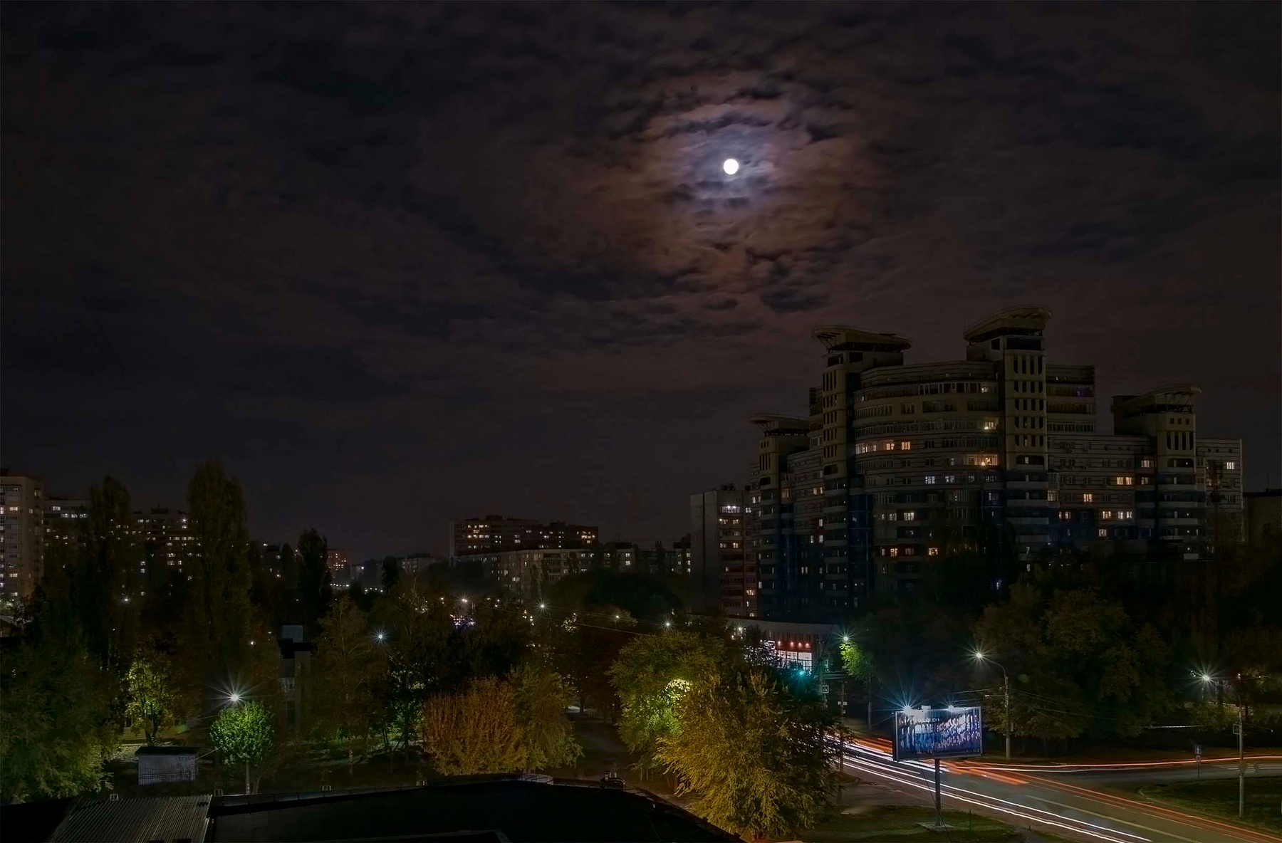 «Урожайная Луна» над городом. 