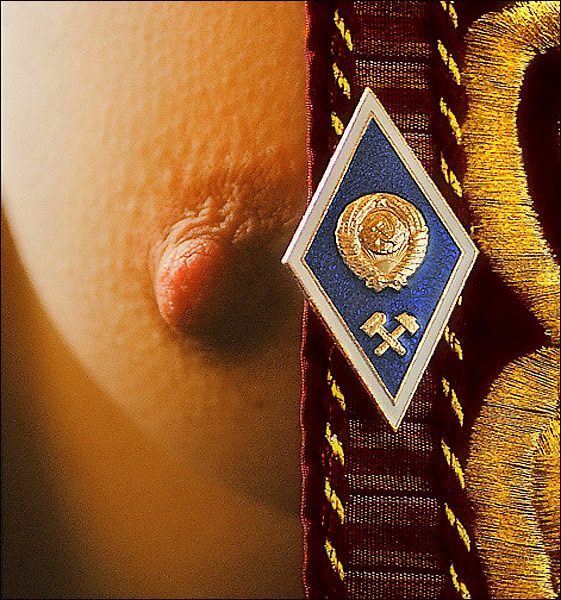 НАГРУДНЫЙ ЗНАК СРЕДНЕАЗИАТСКОГО ИНЖЕНЕРА (воспоминание о высшем образовании) Как известно, у студентов дорогих нет инструментов. На расстроенной гитаре мы играем, танцуем, поём...