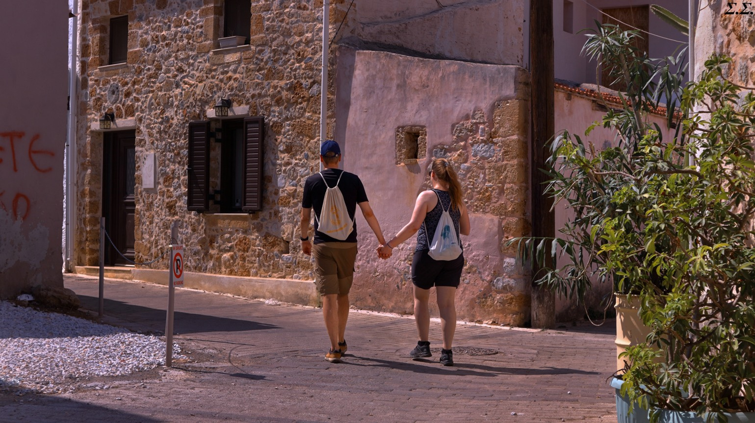 WANDERING COUPLE 