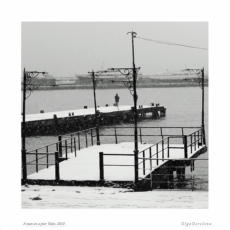 A man on a pier... фото море снег пирс Ялта мужчина ЮБК