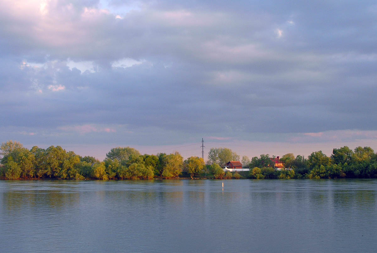 Весенние Река, дома, день