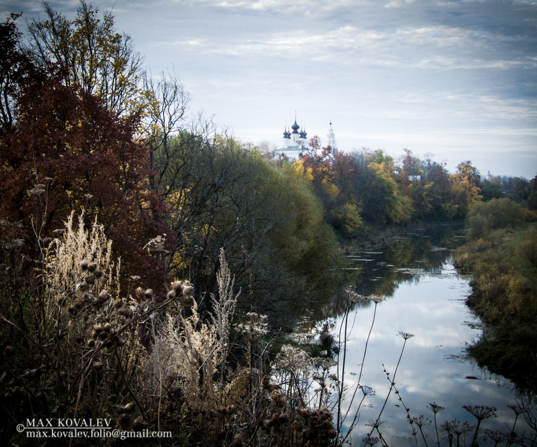 Осень. Речка Каменка. Suzdal',Суздаль, Каменка, река, осень, утро, бурьян, церковь