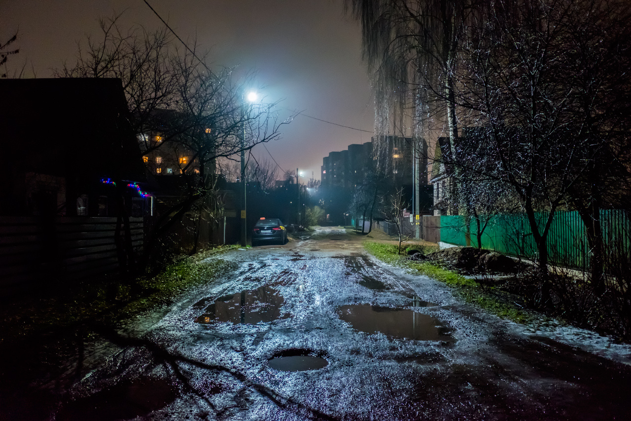 Декабрьский вечер 2 вечер улица фонари здания окна деревья лужи автомобиль заборы