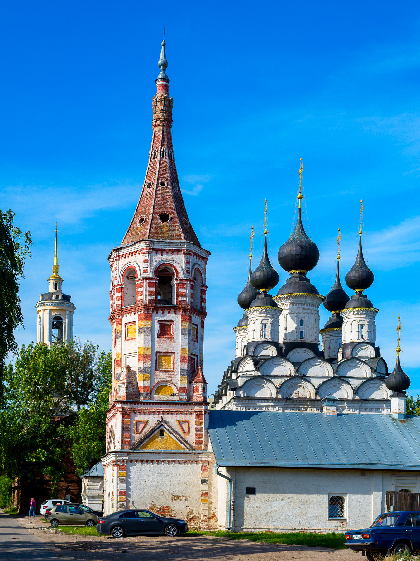 Колокольня Антипиевской церкви и Лазаревская церковь, Суздаль 