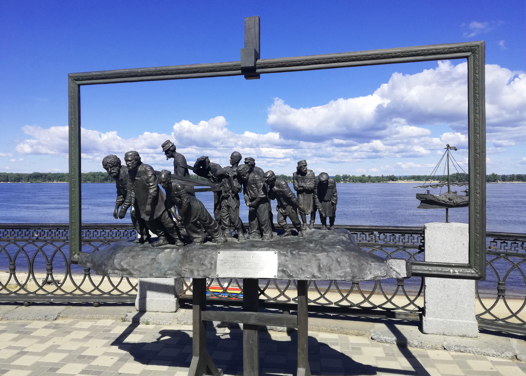 Скульптурная композиция "Бурлаки на Волге", Самара Скульптурная композиция "Бурлаки на Волге" Самара набережная Волги Репин художник Николай Куклевв