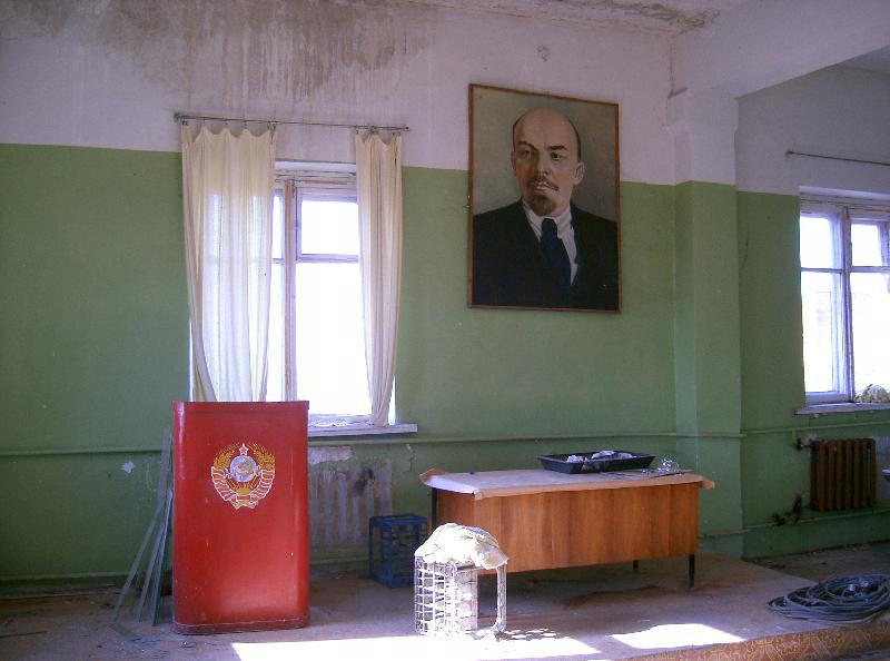 Трибуна, сохранилась до наших дней. В наше время можно встретить и такое. Трибуна Ленин СССР