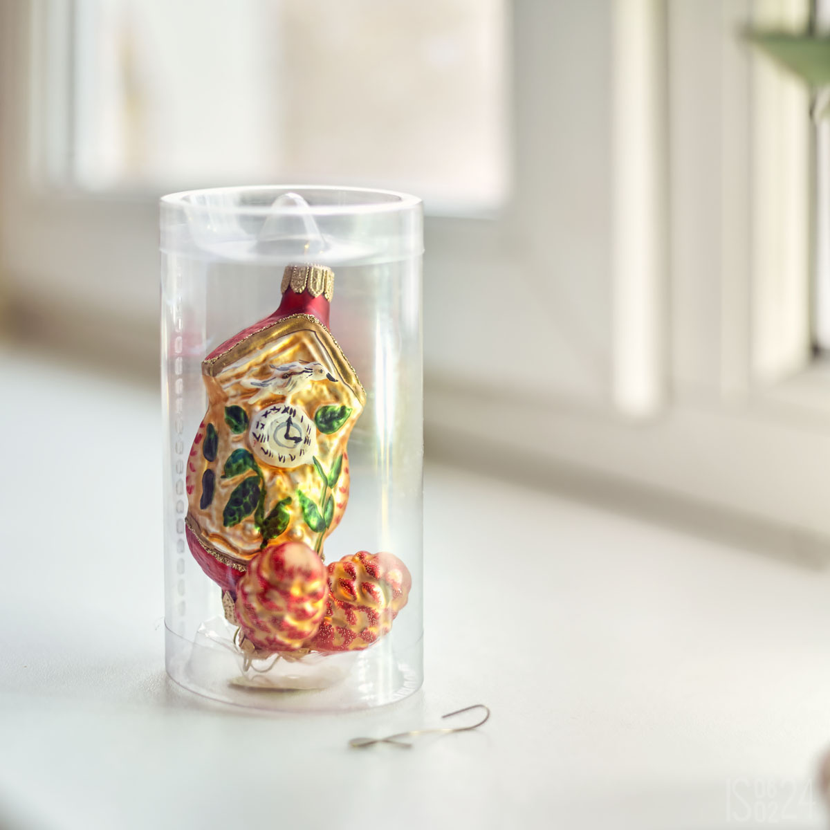 Натюрморт с ёлочной игрушкой 