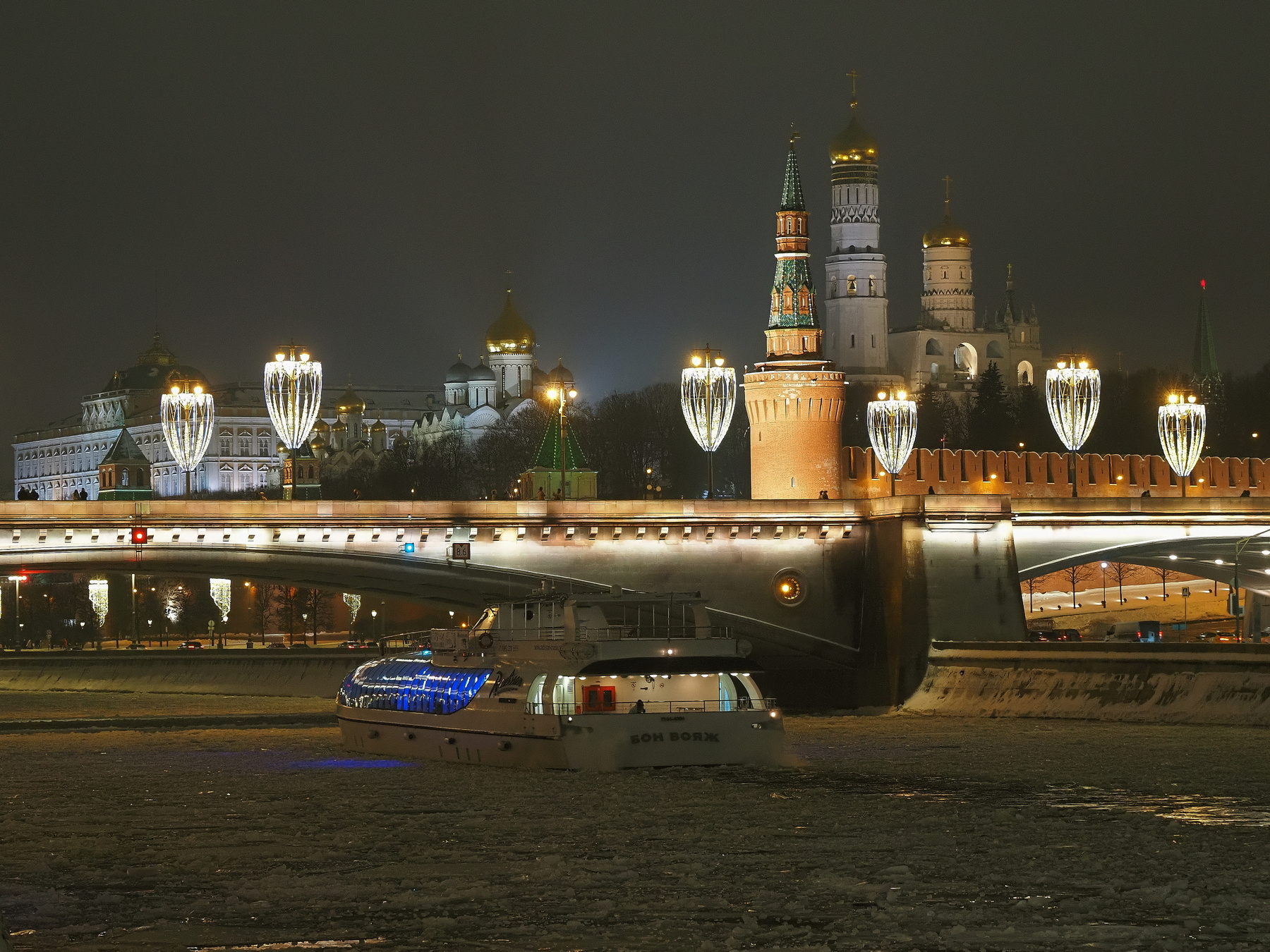 У реки Москва 