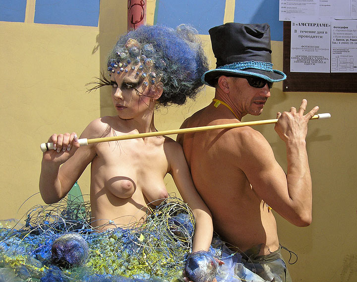 Он оглянулся посмотреть... Карнавал bodyart 2005