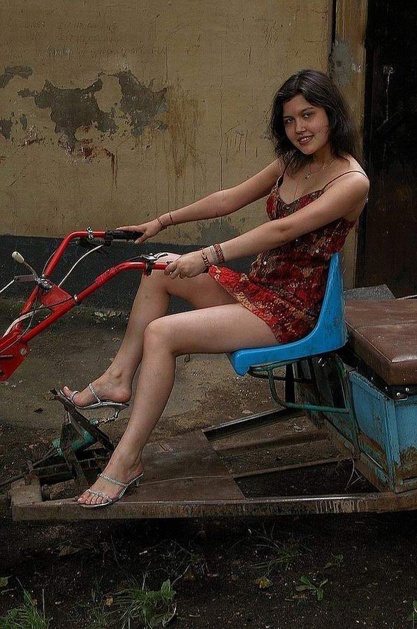 хЛА\'мур, а шо?! девушка, трактор. ножки, юбка, природная красота.