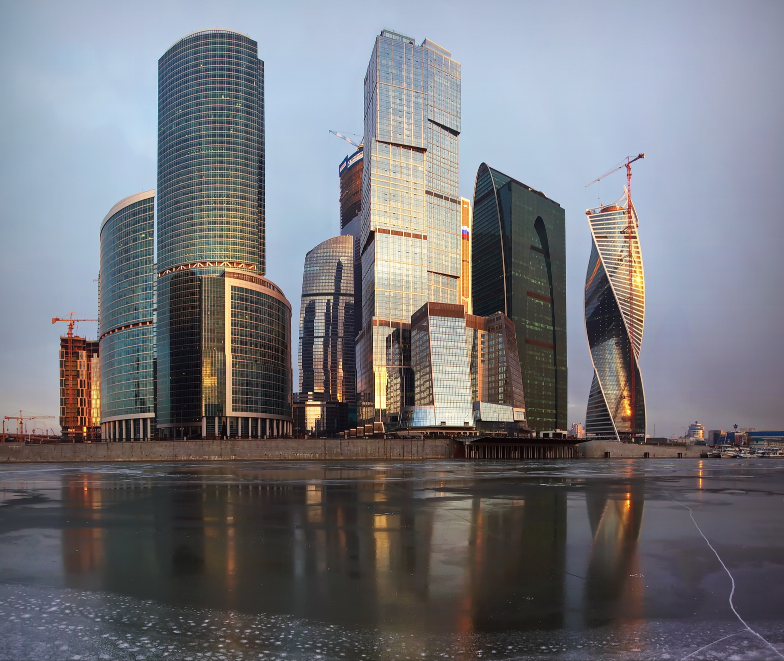 Стройплощадка juriy68 архитектура берег высотка город дом кран лёд москва москва-сити небоскрёб отражение река свет сити стекло стройка стройплощадка трещина этаж