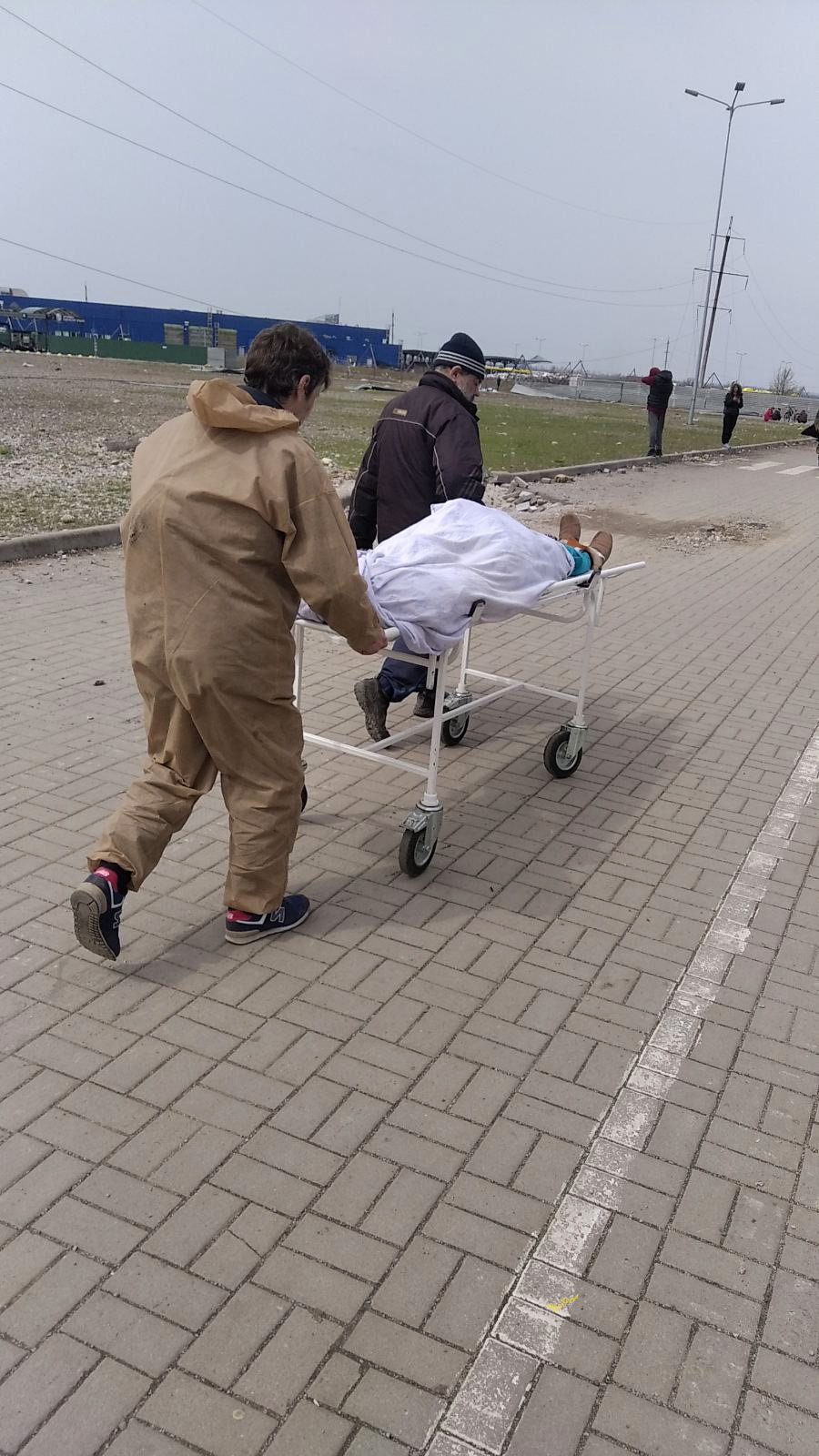 передислокация трупа жителя Мариуполя после милитари корректировки архитектуры советских жилых домов. весна 22 года. 