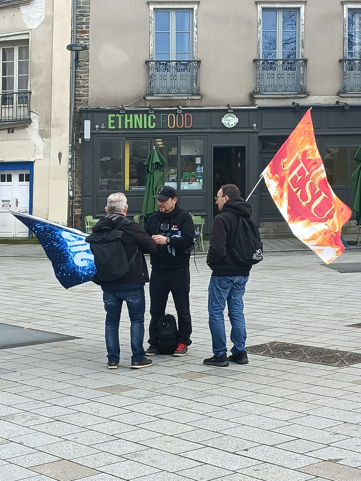 Au nom de Jésus ! Ренн Rennes Бретань Bretagne Jésus флаг пикет