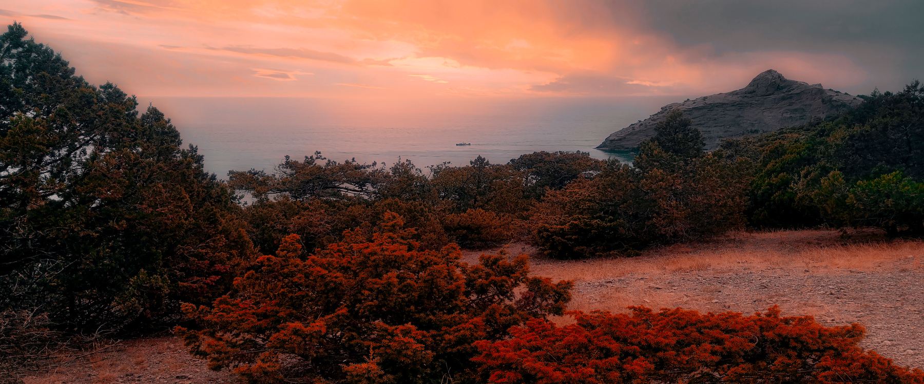 Катер. Крым осень море катер бухта
