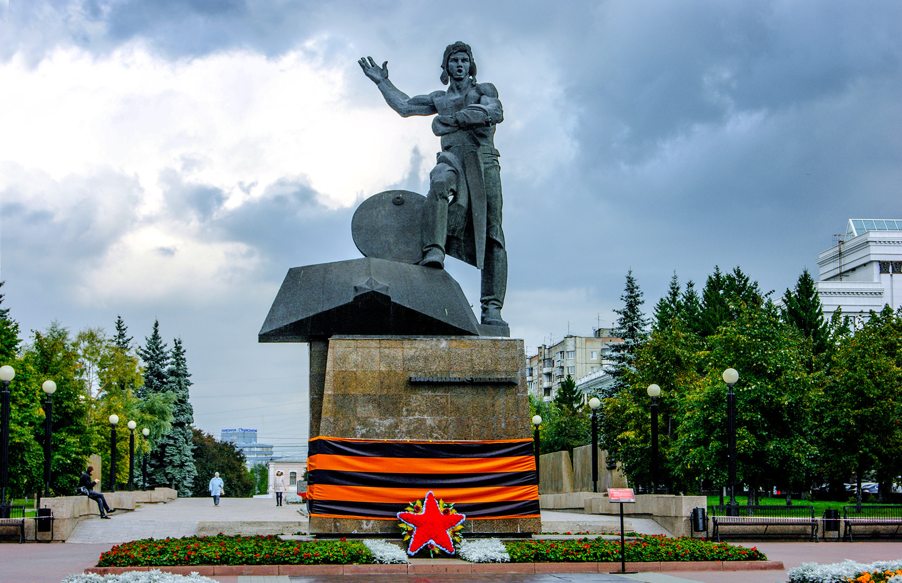 Памятник  "Добровольцам - танкистам"  в Челябинске памятник танкисты_добровольцы Челябинск