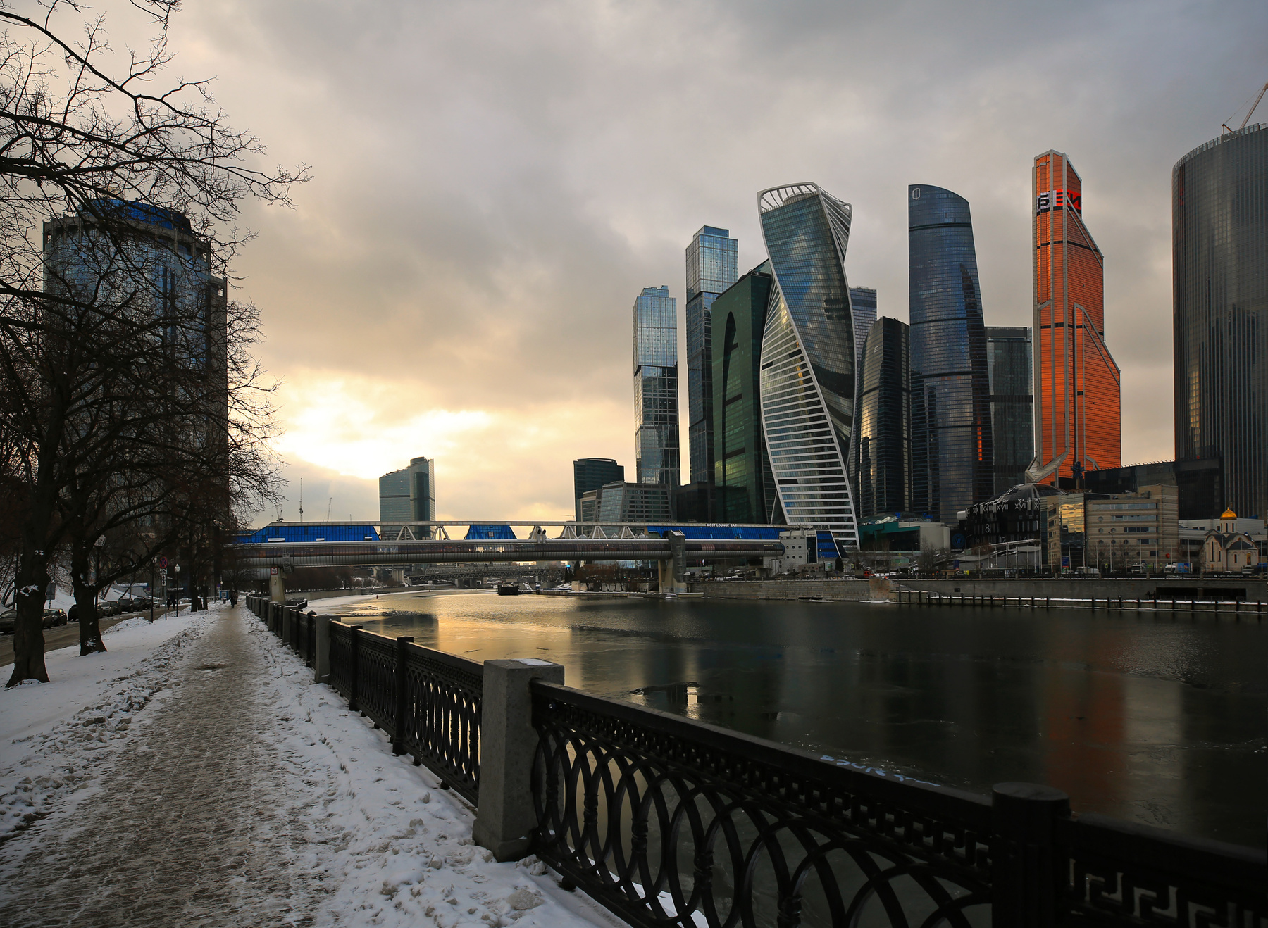 Вечер на московской набережной Москва-река вечер