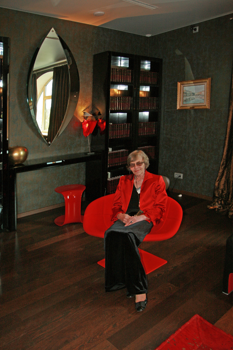 Lady in red Тарасова выставка Русь Православная дача Линдстрема Стрельна Петербург