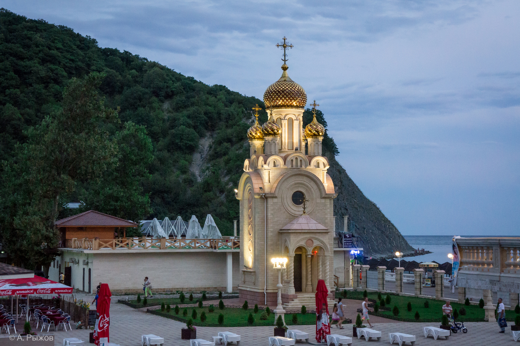 Море, скалы, церковь, пляж ... 