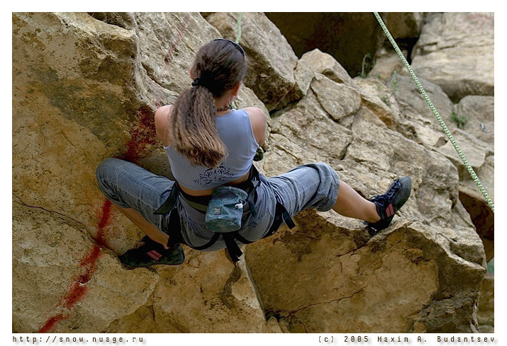 Штурмуем карниз девушка гора скалолазанье rock climbing