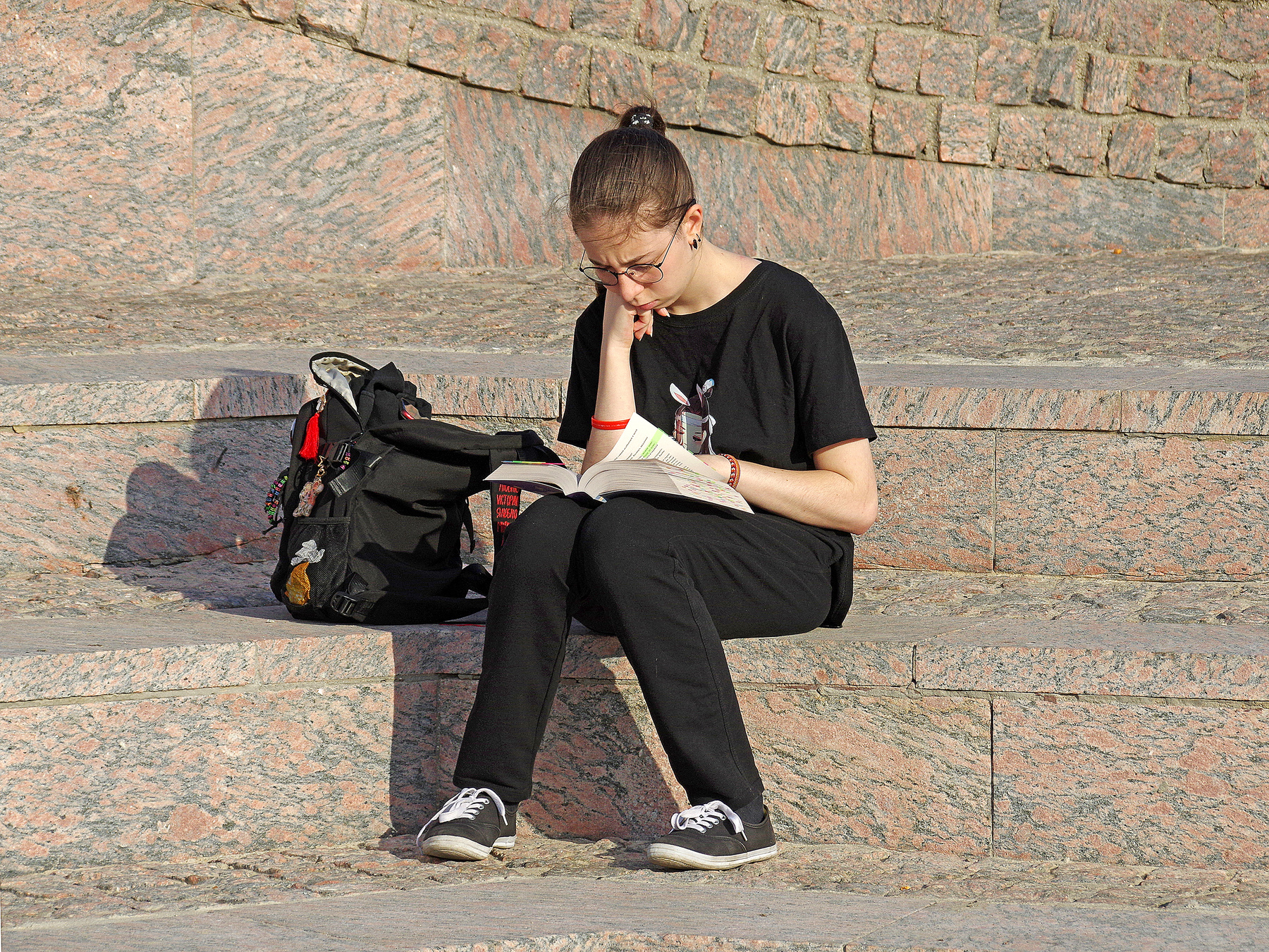 Девушка и книга 