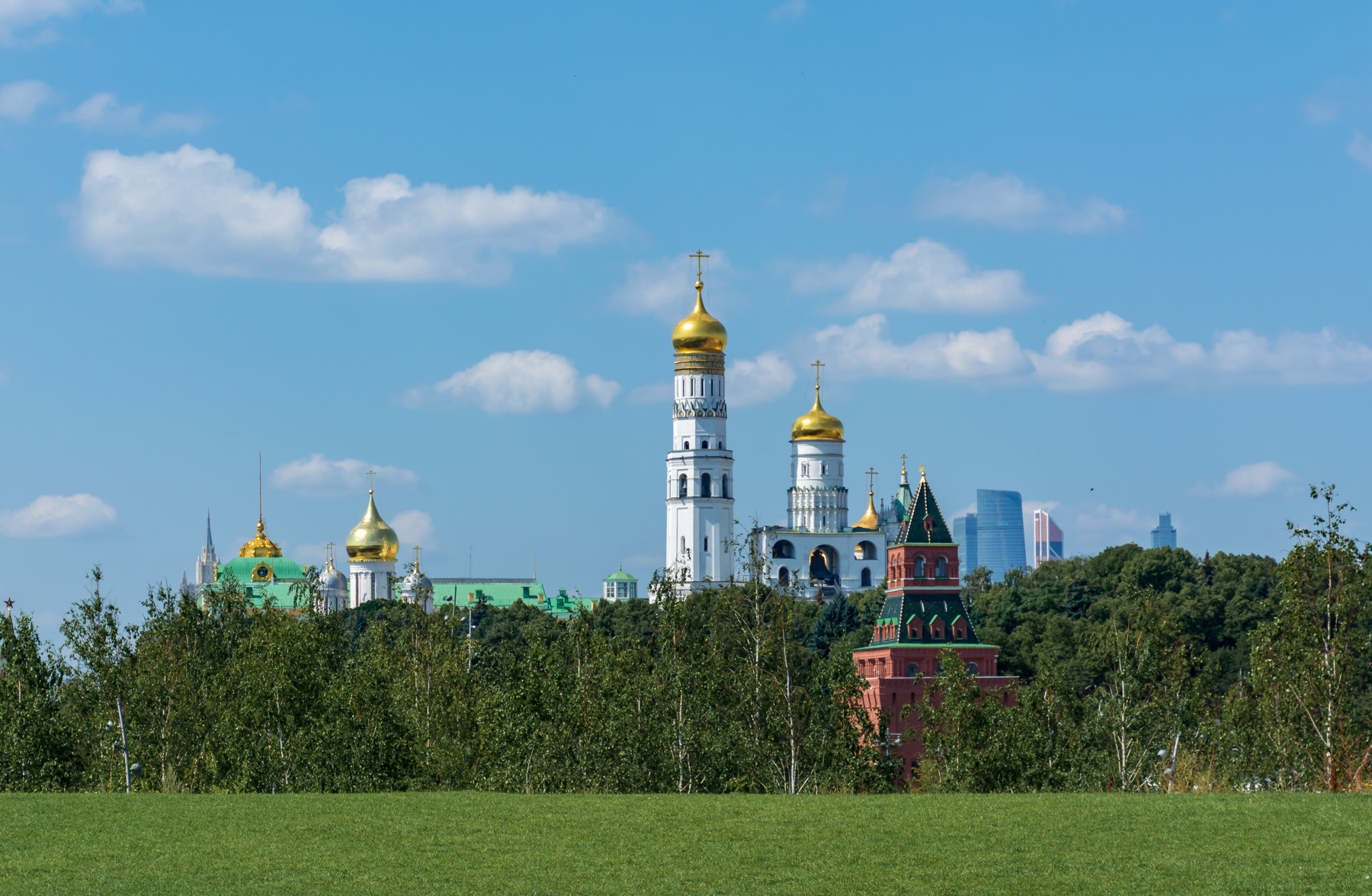 Новая реальность Москва город Зарядье кремль