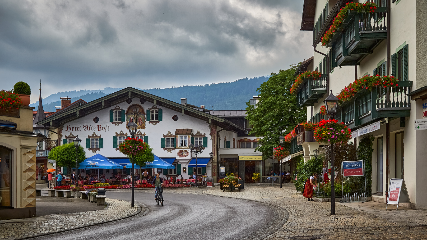 Обераммергау (Oberammergau)... тучи Обераммергау дождь деревня город Германия вечер Бавария Оberammergau