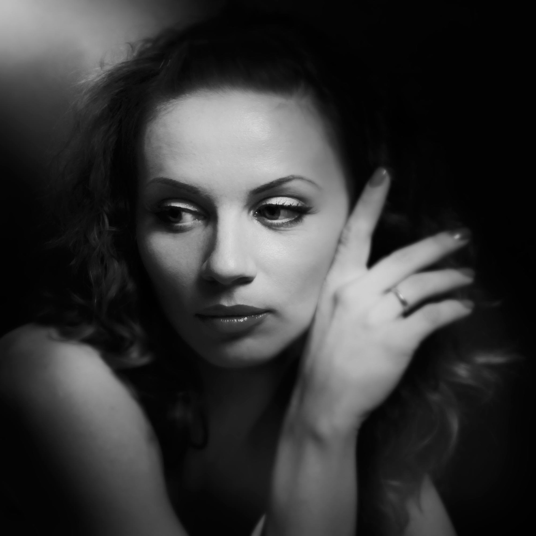 Серія "Мова її погляду".  Noir (1940рр) Black and White Square Composition Photography Make-Up Beauty Applying Brush Fashion Glamour Human Face Young Women Beautiful Woman Lifestyles