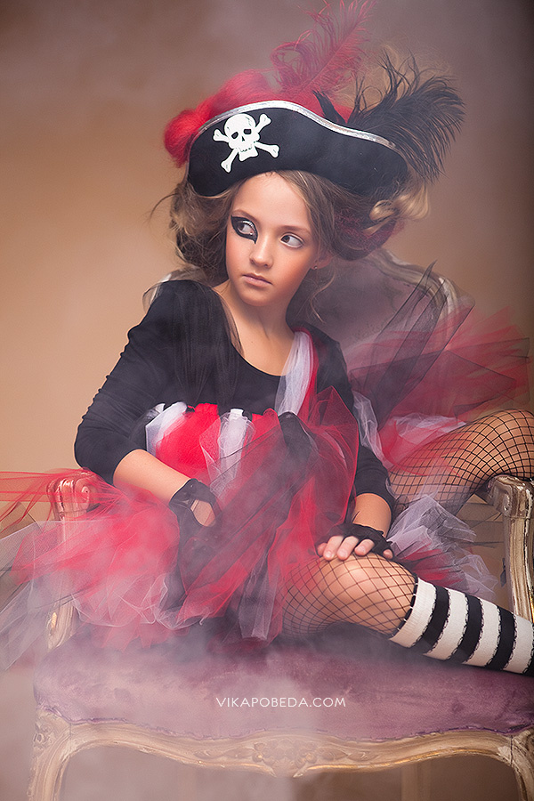 HALLOWEEN Happy Halloween ! Fashion Project by commercial children photographer Vika Pobeda (www.vikapobeda.com) Dress: Tutu Chic  model: Ksusha 