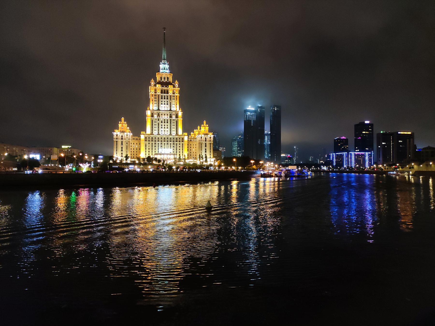 *** Москва ночь набережная река облака весна лето гостиница сити