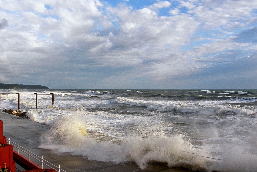 в шторм море