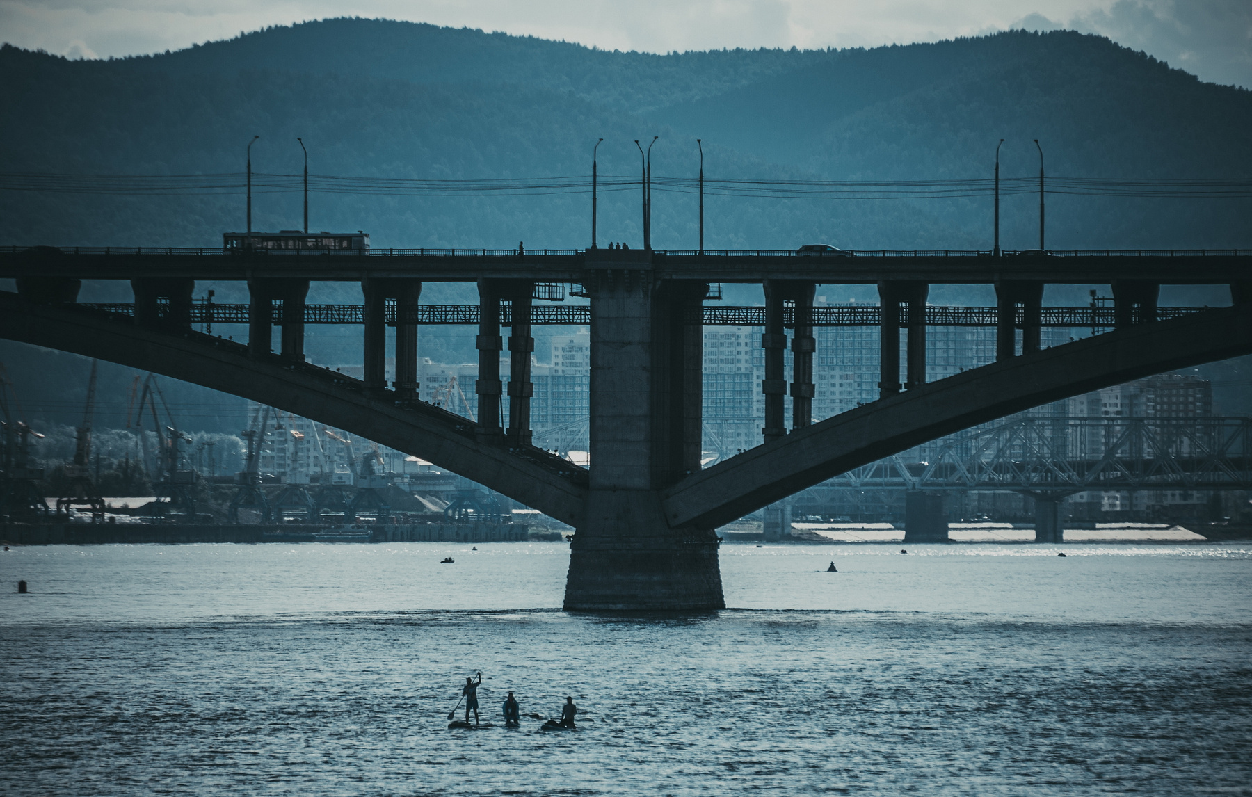 на Енисее Енисей Красноярск вода люди мост река