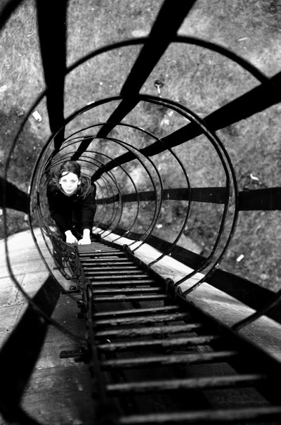 devushka-parovoss polzet v tunnele metropolitena...i sha menya pridavit...)) --------For SickBoy-------- падать больно