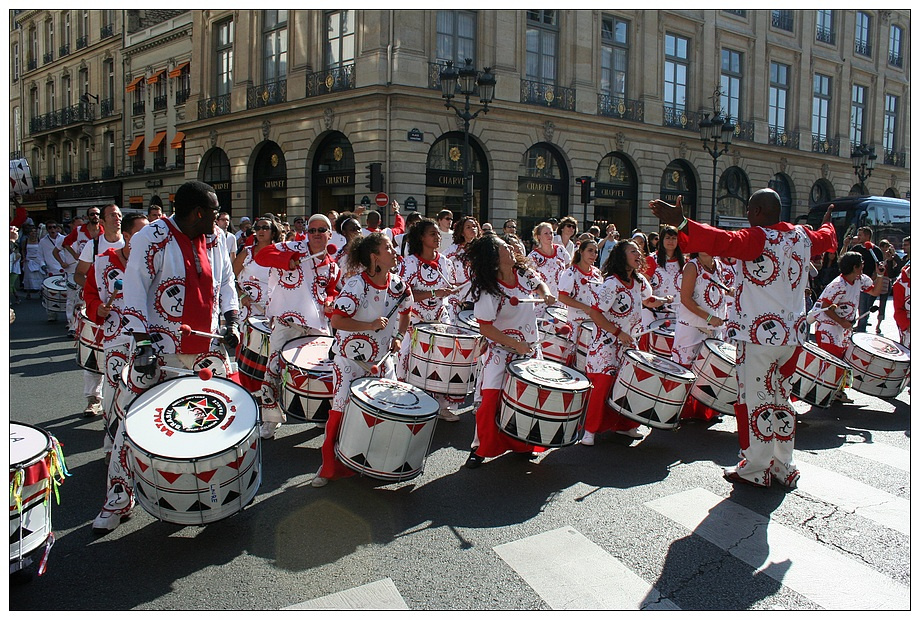 Праздник на улицах франция france париж paris банда banda группа fanfare музыка musique перкуссии percussions