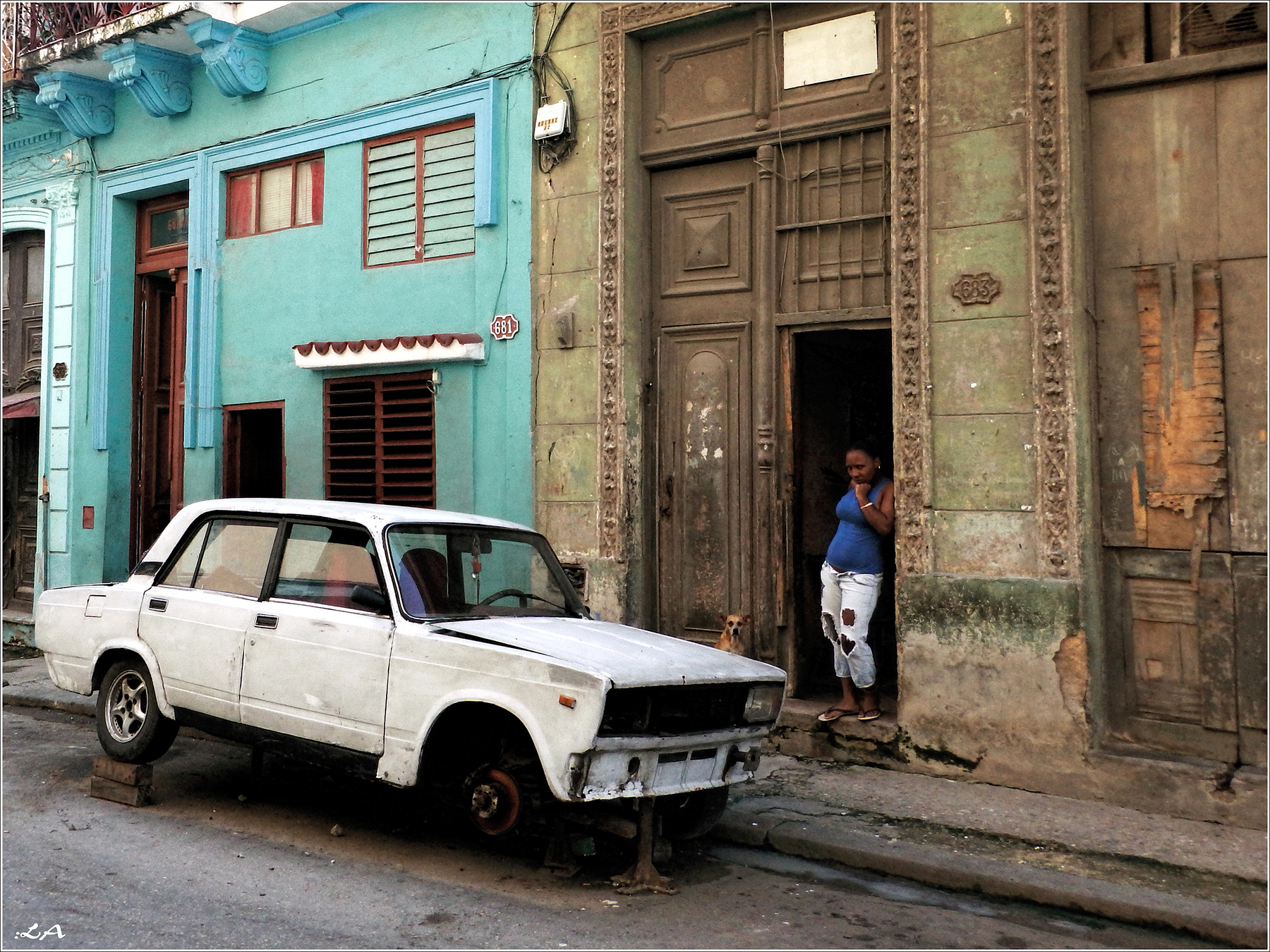 Белое авто у порога фототренер Александр Мамакин Творческий Союз Снежный Лев Расфокус Lighra Advenyture Светлана Мамакина путешествие Куба Гавана ретро-автомобиль жанр фотография