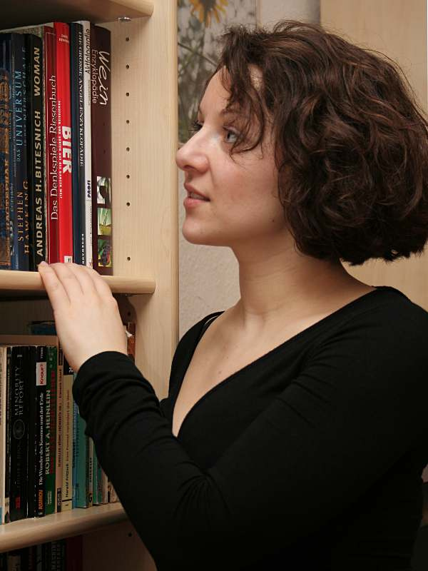 Вечер книги девушка книги полка
