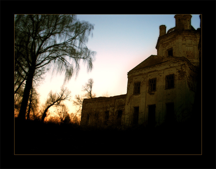 The cursed place страх тень церковь черное