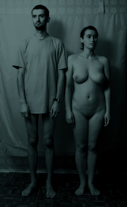 стоят смотрят 