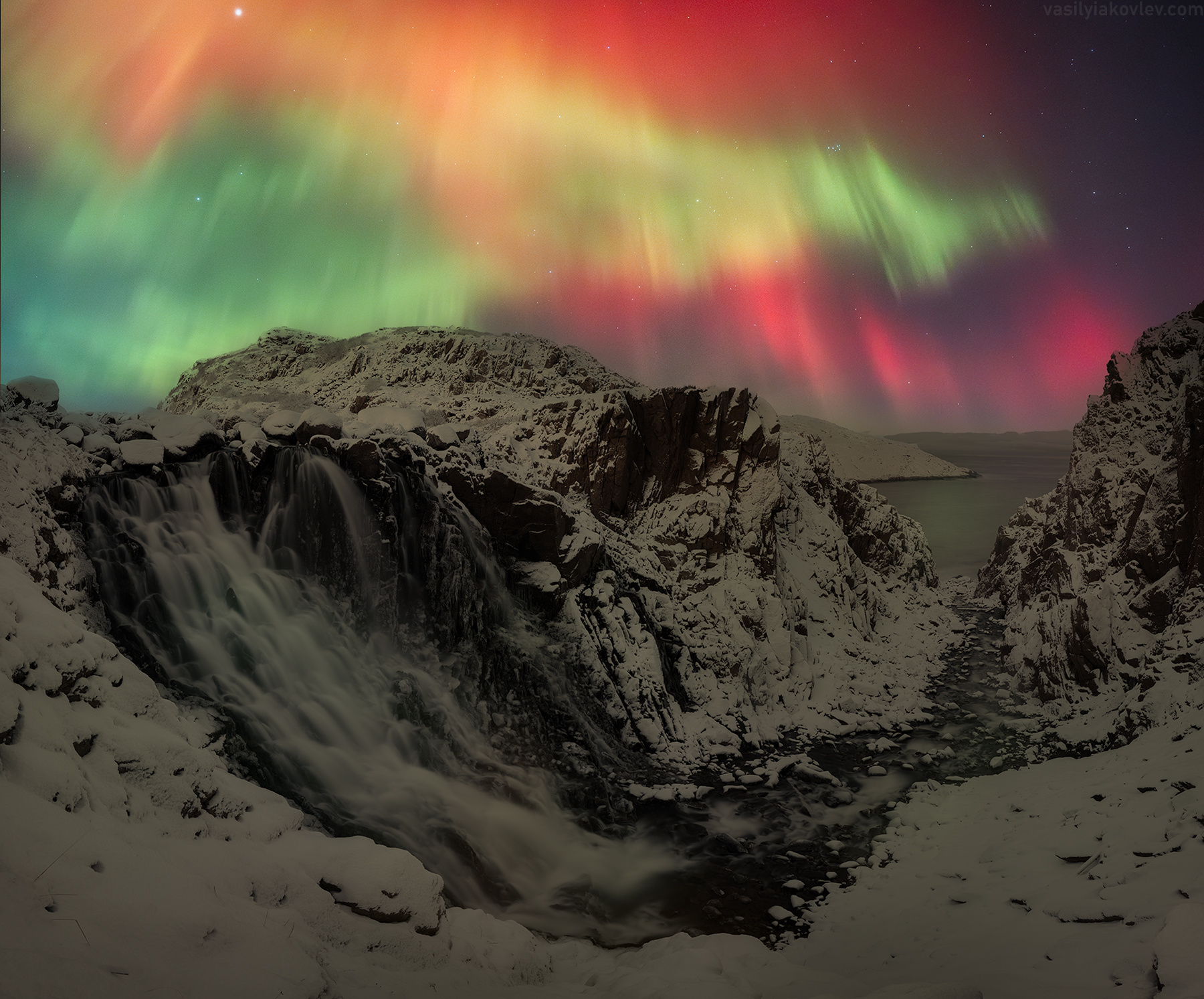 Сияние Авроры над водопадом кольский фототур яковлевфототур териберка северноесияние арктика