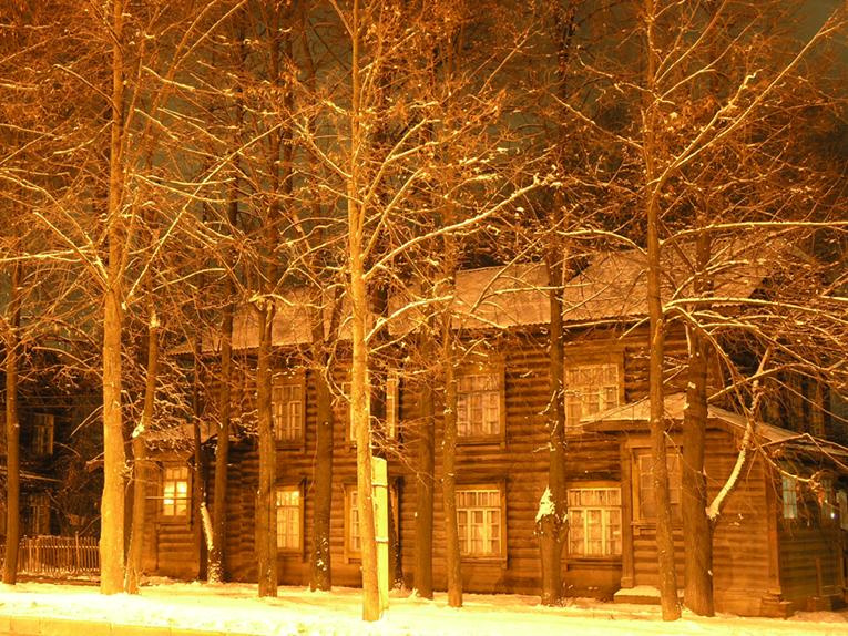 За полночь моя душа-не покорная дочь, легкой поступью шурша улетает в ночь... 