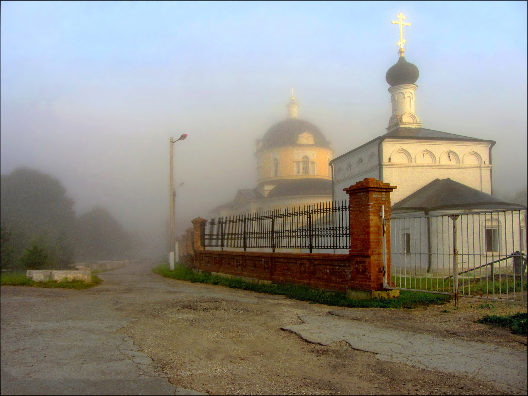 Туманное утро у собора Успения. собор двор даль утро