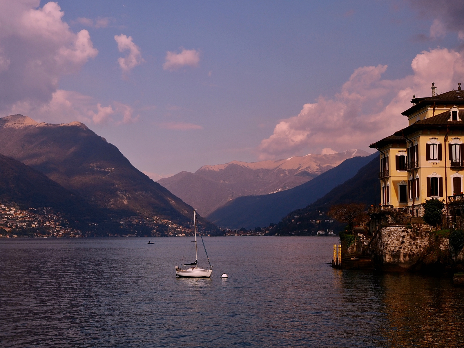 Озеро Lago di Como Италия озеро Комо весна природа итальянские Альпы горы солнце небо облака лодки Como Италия