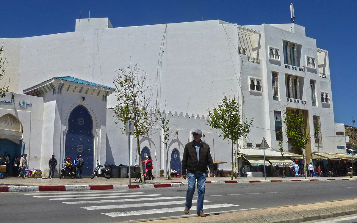 М'Дик Марокко Morocco М'дик M'Diq у входа в медину