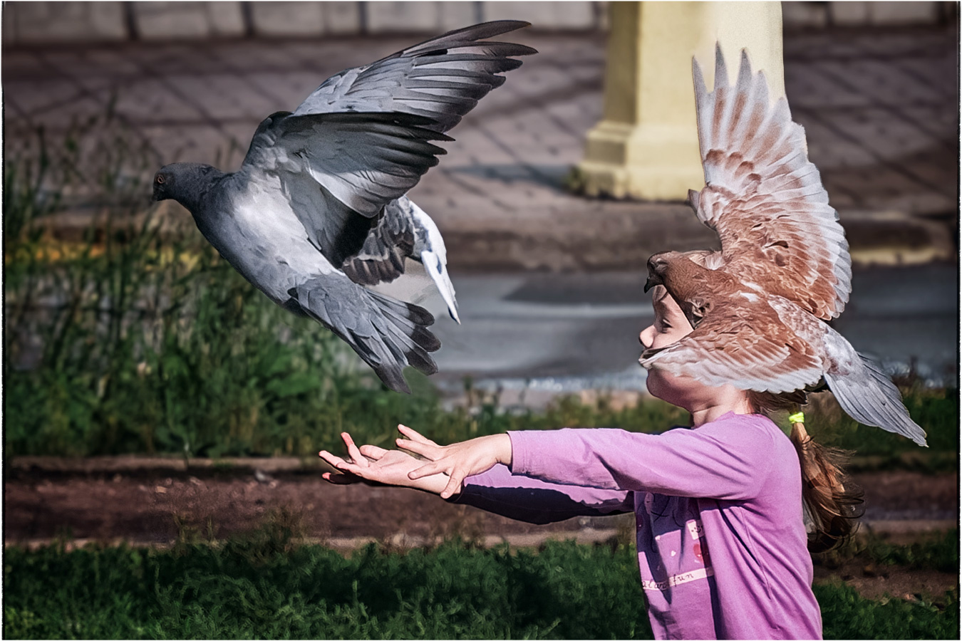 Девочка в "шлеме" с голубями :)) 