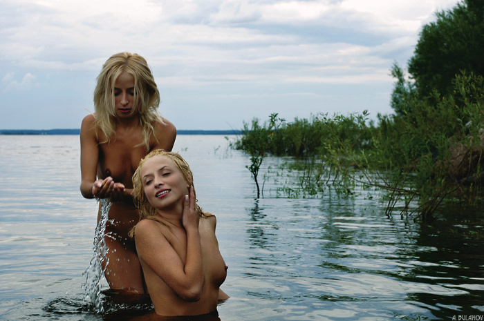 Купала без Ивана девушки две озеро