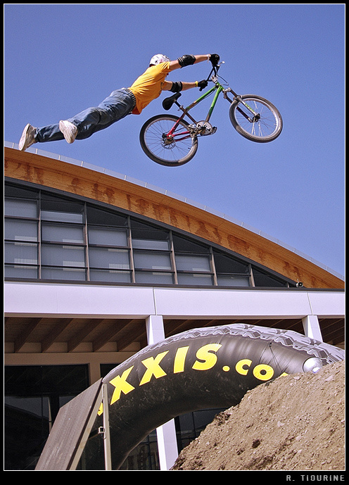 Трюк: superman dirt jumping