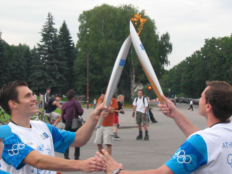 Передача огня Москва летняя олимпиада Афины 2004 эстафета передача огня