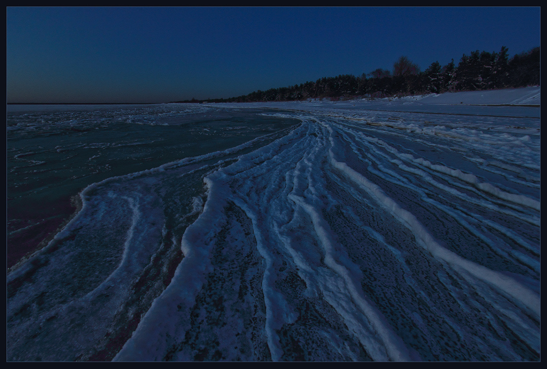 Уснуло море подо льдом. 