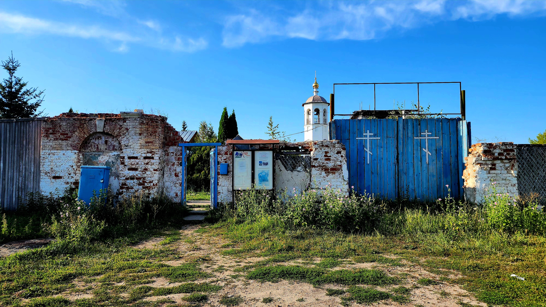 У ворот храма 