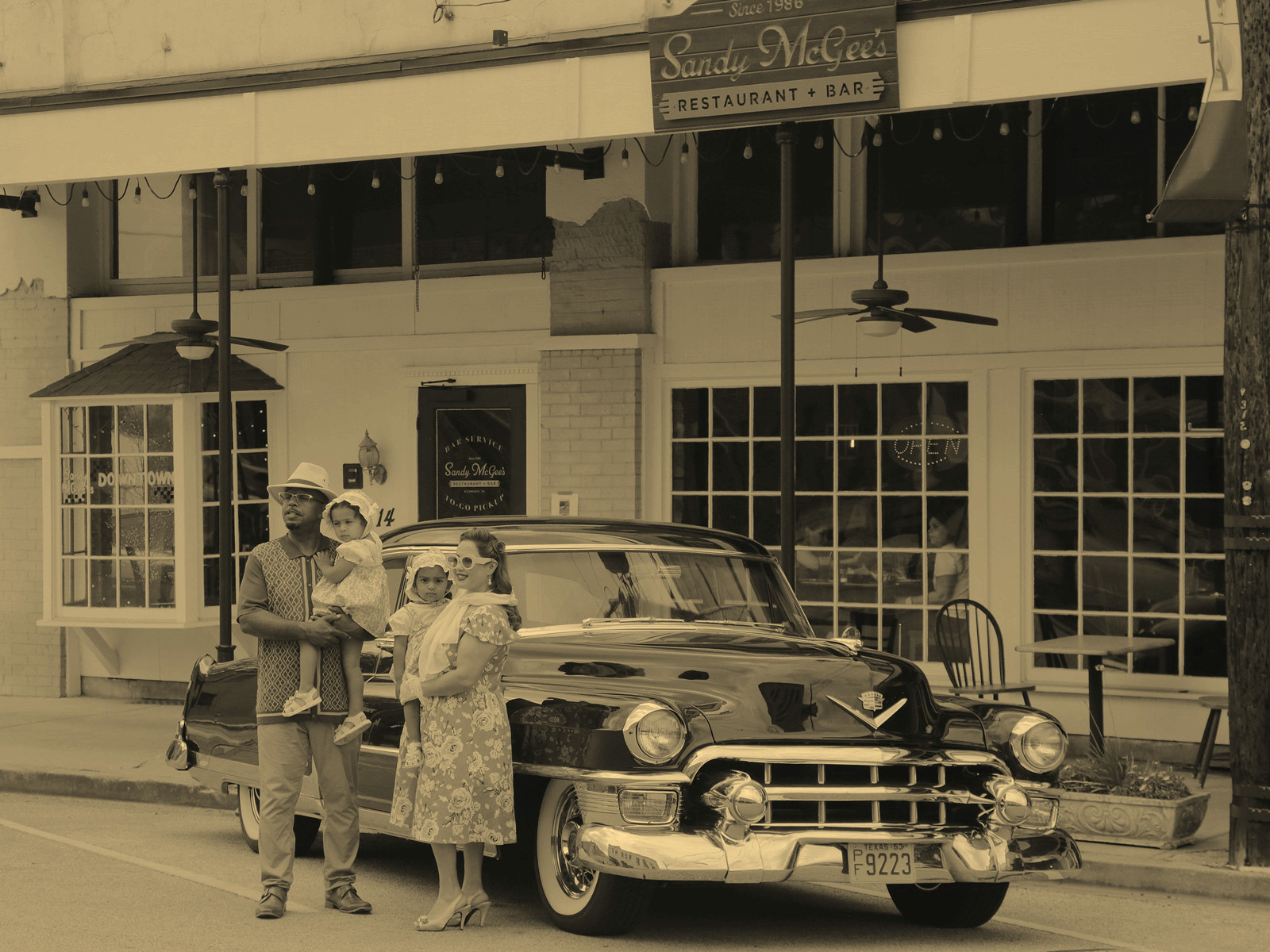 Жизнь удалась: счастливая семья со своим новым Кадиллаком Texas USA Cadillac