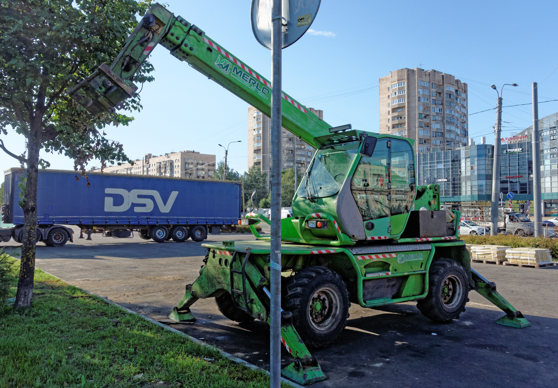 Мерло смущённо прячется за столб СПБ Мерло трактор механизм